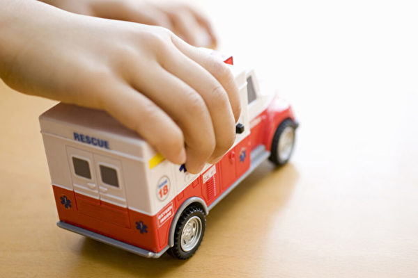 媽媽昏倒 5歲兒打「玩具救護車」上號碼救母