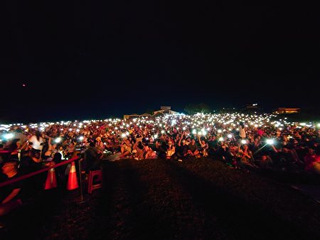 台東熱氣球光雕全場遊客開手機閃光燈配合音樂搖擺。