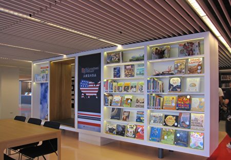 多元文化阅读区提供各国语言的小说与文本，让不同族群都能亲近图书馆。