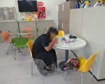 女子飢腸轆轆下錯站  中壢暖心警買車票助返家