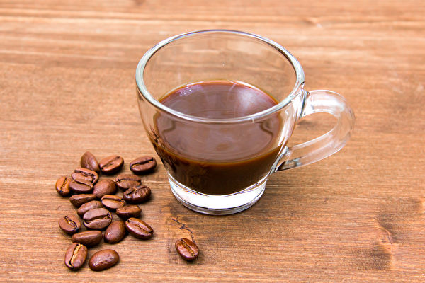 咖啡虽然能提神、抗氧化，但摄取太多咖啡因则会引起疲劳，带来副作用。(Shutterstock)