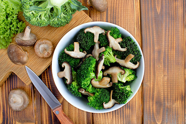 飲食中多攝取含膳食纖維的食物，有助預防乳癌。(Shutterstock)