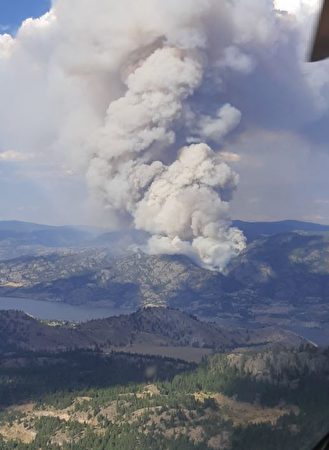 图：8月18日，卑省南部Skaha湖东侧的Okanagan瀑布以北约六公里处爆发山火，数小时内蔓延1000公顷。（省府图片）