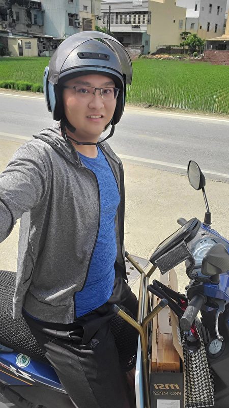  現在由有事青年25歲提案者林奕宏，騎著機動性高的摩托車，計畫走遍各地延續「紙芝居」這項技藝。