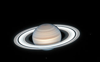 哈勃拍到土星夏季美景 行星環清晰可見