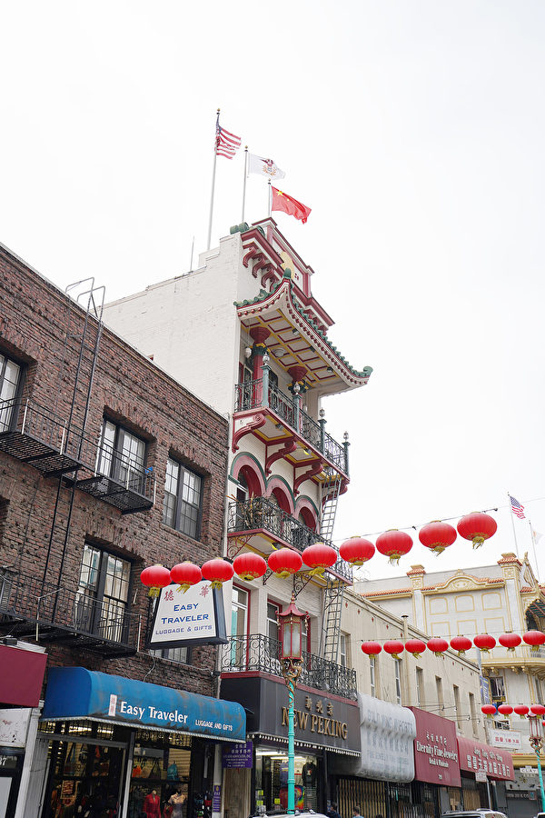 三藩市中國城的一些僑團，在自己的樓頂升起五星血旗。（李文淨／大紀元）