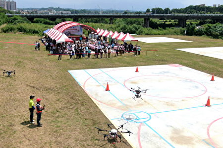 空拍台灣福爾摩沙無人飛行器協會理事長張政雄進行遙控無人機術科考照飛行示範。