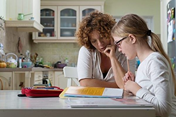 圖：面對教育廳最新公布的返校計劃，不少父母心存擔憂，希望孩子在疫情結束前在家上學。(KaliAntye/Shutterstock)