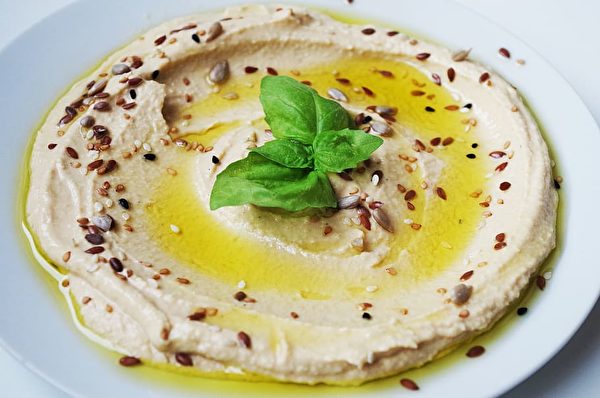 Generously pouring olive oil on hummus. (pxfue)