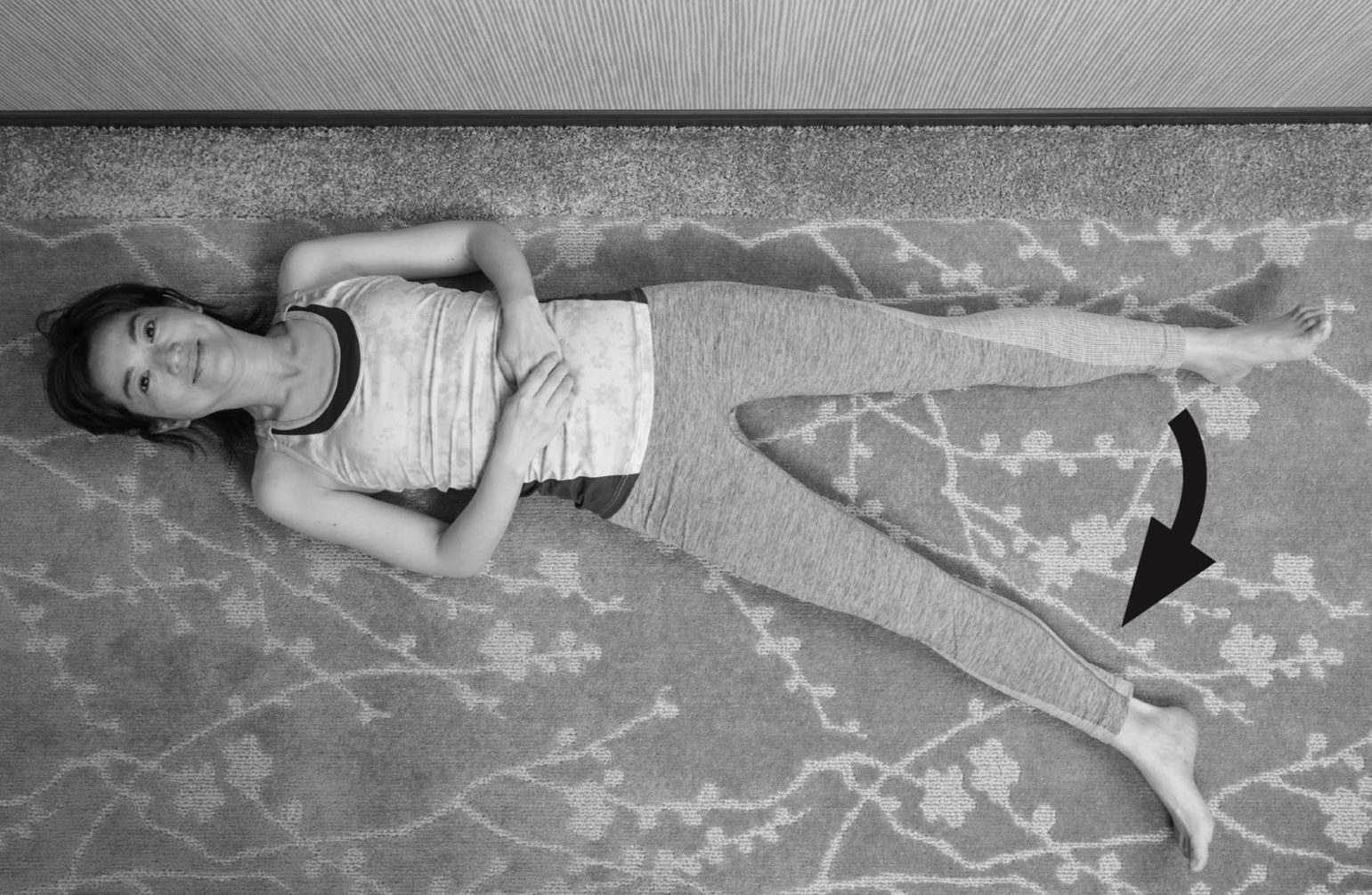 让膝关节重返年轻的体操之：仰躺抬脚体操，步骤二。（原水文化）