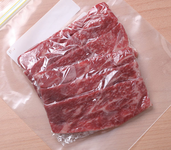將肉品切小塊、包上保鮮膜，分出每次的使用量，再平放於夾鏈袋中冷凍保存。（方舟文化提供）