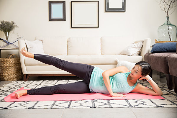 側躺抬腿可訓練下半身肌肉。(Shutterstock)