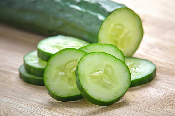 小黃瓜熱量低、有飽足感及消水腫的功能，有助減肥。(Shutterstock)