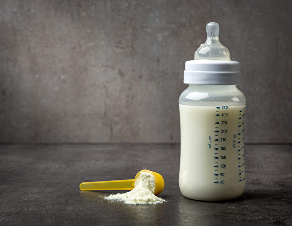 成人的牛奶中不添加鐵，所以喝成人奶的孩子容易出現缺鐵性貧血。(Shutterstock)