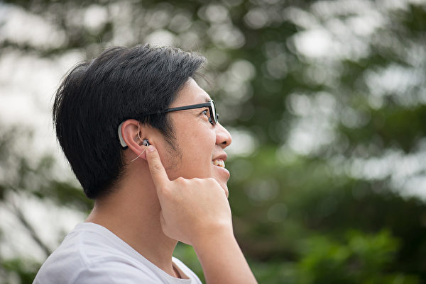 戴助聽器可大幅減少失智比例。(Shutterstock)