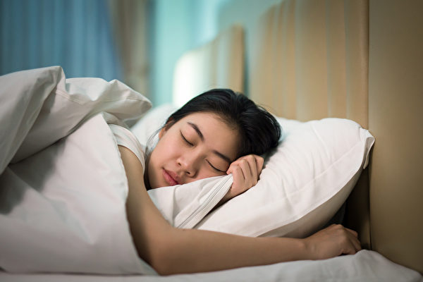 按時就寢，瘦體素和壓力荷爾蒙能正常分泌，自然有助減肥。(Shutterstock)