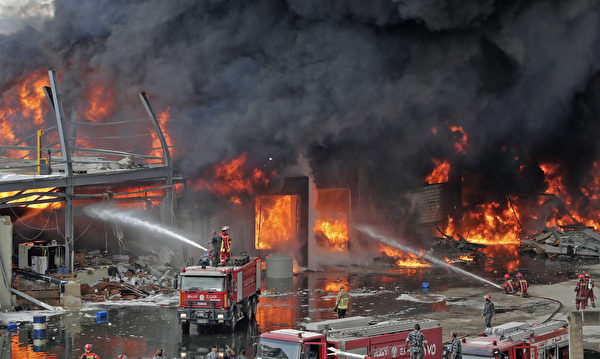 在黎巴嫩首都貝魯特發生慘烈大爆炸後一個多月，2020年9月9日，貝魯特港再次發生大火，現場濃煙滾滾。（ANWAR AMRO/AFP）