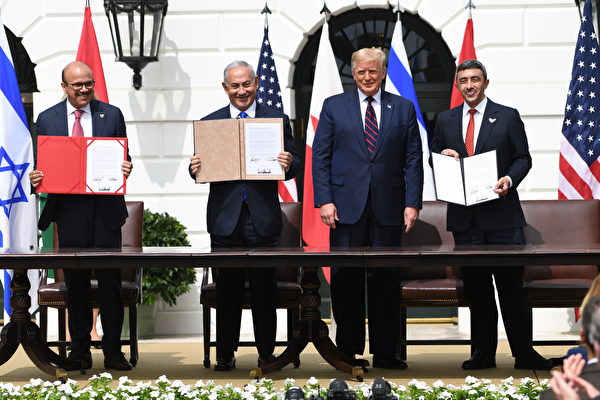 2020年9月15日，巴林外長（左一）、以色列總理（左二）、特朗普總統和阿聯酋外長（右一）參加和平協議簽署。（SAUL LOEB/AFP）