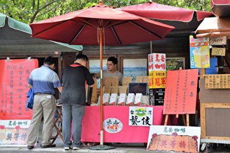 嵩岳咖啡莊園，榮獲臺北國際咖啡節 最佳台灣咖啡獎，道賀的紅榜單，貼滿古坑綠色隧道的販售點。