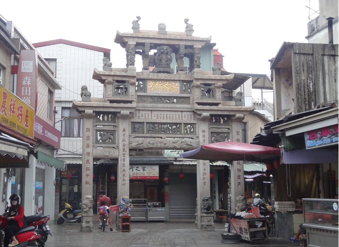 金门一级古迹“邱良功母节孝坊”伫立在金城镇热闹市集。(曾晏均/大纪元)