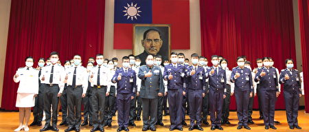 徐衍璞恭喜212位大二學生順利完成為期8週入伍訓練教育。