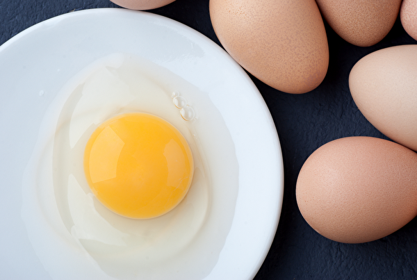 食用生鸡蛋或半熟蛋都容易感染沙门氏菌。(Shutterstock)