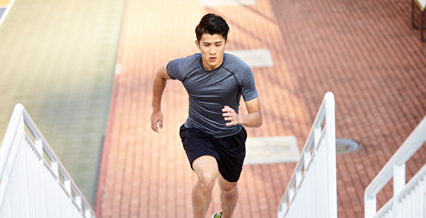 中等強度運動有助預防退化性關節炎。(Shutterstock)