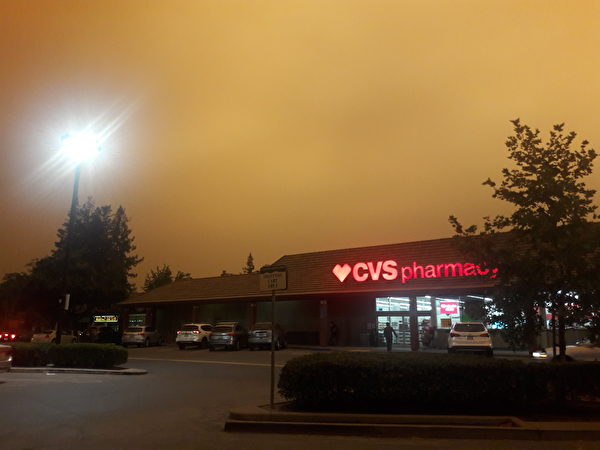 2020年9月9日中午，三藩市灣區的天空被山火煙塵遮蔽，呈暗紅色，呈現災難片中的末日場景。（大紀元）