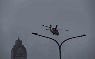 黑鹰直升机国庆预演 台总统府前冒雨试航