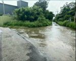 楊梅區榮平路晴天仍積水 晴天穿雨衣避水花