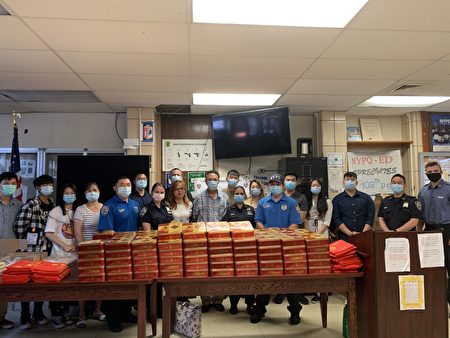 康華日間護理中心、紐約長友協會向紐約市警察局109分局贈送200盒月餅，提前祝警察中秋節快樂。
