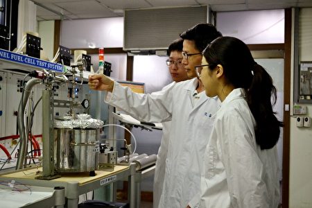 沈家傑教授引領學生爲貴賓示範「低溫鎂儲氫材料與儲能應用」。