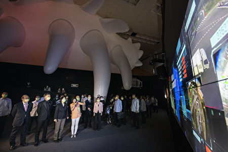 2020台灣設計展30日舉行開幕式，總統蔡英文率先體驗科技互動藝術。