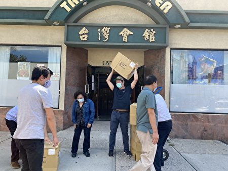 口罩送到台灣會館時，感謝多位義工搬運數百箱的口罩。