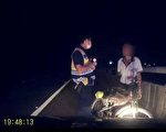 老翁誤上快速道 警員暗夜救援 化解虛驚