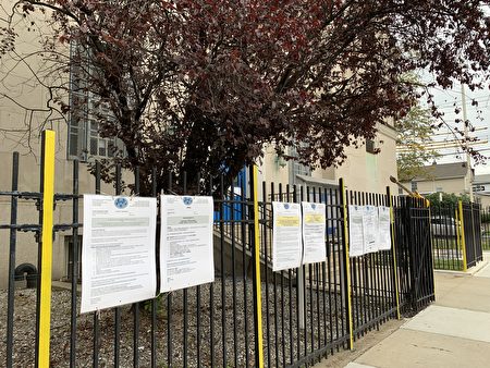 紐約市公立第24小學門口，張貼了開學須知，包括如何上網課，以及返校防疫要求等。