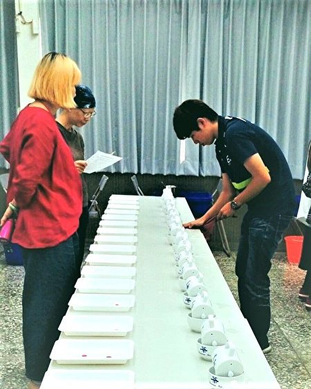 陈昭宪参加行政院农委会举办的“茶叶感官品评培训班”。