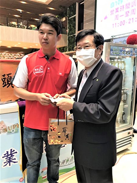 高雄前代理市长杨明州，出席幸运草振兴市集，支持更生创业者昭宪茶业，亲购茶品。