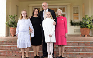 庆祝父亲节 澳洲总理和女儿搭建玩具屋