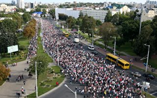 组图：白俄罗斯抗争第5周 10万人吁总统下台