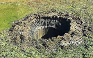 西伯利亚再现巨大“天坑” 深度达50米