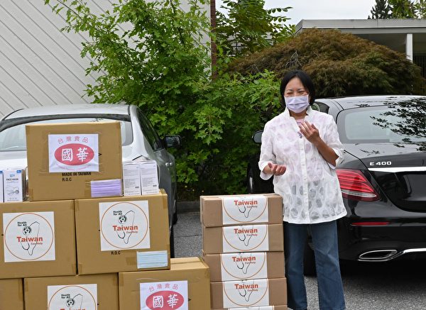 图：国华超市在卑诗学校开学之际，特别捐赠上万台湾口罩给本拿比学校局。（邱晨/大纪元）
