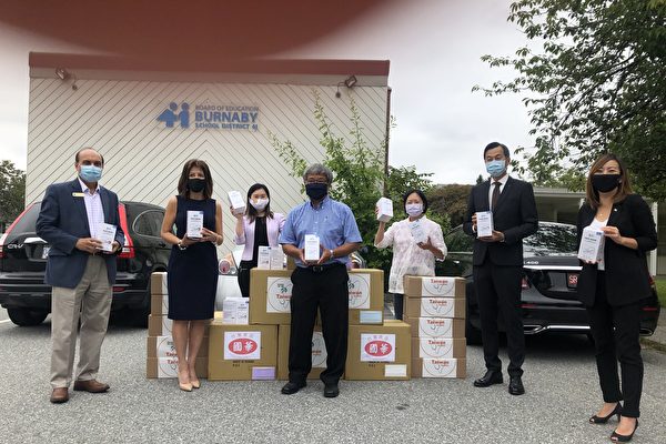 圖：國華超市在卑詩學校開學之際，特別捐贈上萬台灣口罩給本拿比學校局，幫助學生老師共同抵制中共病毒。圖為本拿比學校局與省議員到場表示感謝。（邱晨/大紀元）