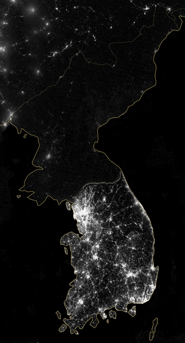2012年美國太空總署拍攝的夜晚中的朝鮮半島。（NASA，公有領域）
