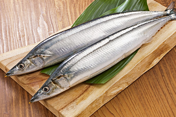 秋刀魚等青背魚富含不飽和脂肪酸DHA和EPA，有助防失智和心血管疾病。(Shutterstock)