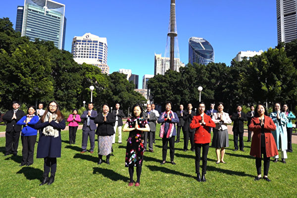 澳洲悉尼部份法輪功學員恭祝師尊李洪志先生中秋快樂。（新唐人）