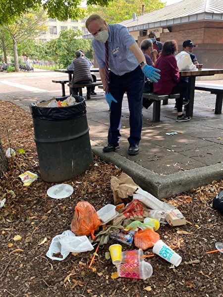 寇顿众议员看到布碌崙的西鲁公园垃圾溢满，无人清理。