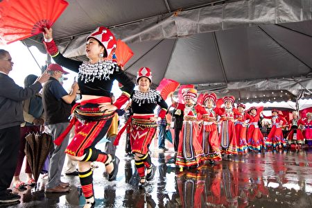 龙冈米干节云南歌舞表演。