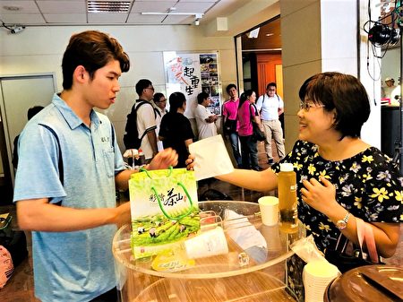 陈昭宪参与市集展售，行销台湾南投好茶。