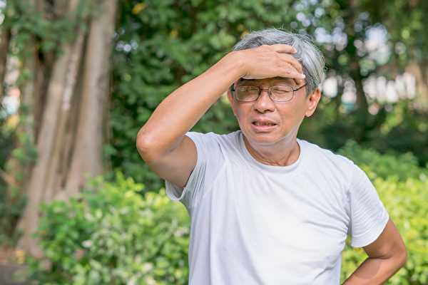 慢性淋巴細胞白血病症狀和老化很像，疲倦乏力、盜汗、體重下降要注意。(Shutterstock)